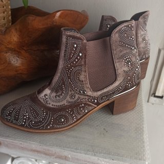 BOTIN ALMA EN PENA CAMPERO TACON Y PEDRERIA