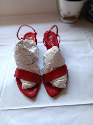 Sandalias piel talla 40 rojas corte inglés de segunda mano por 8 EUR en  Santander en WALLAPOP