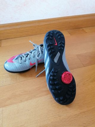 Zapatillas multitacos futbol de segunda mano por 10 EUR en Parla en WALLAPOP