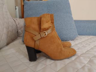 Botines chica de segunda mano por 10 EUR en San Ildefonso O La Granja en  WALLAPOP