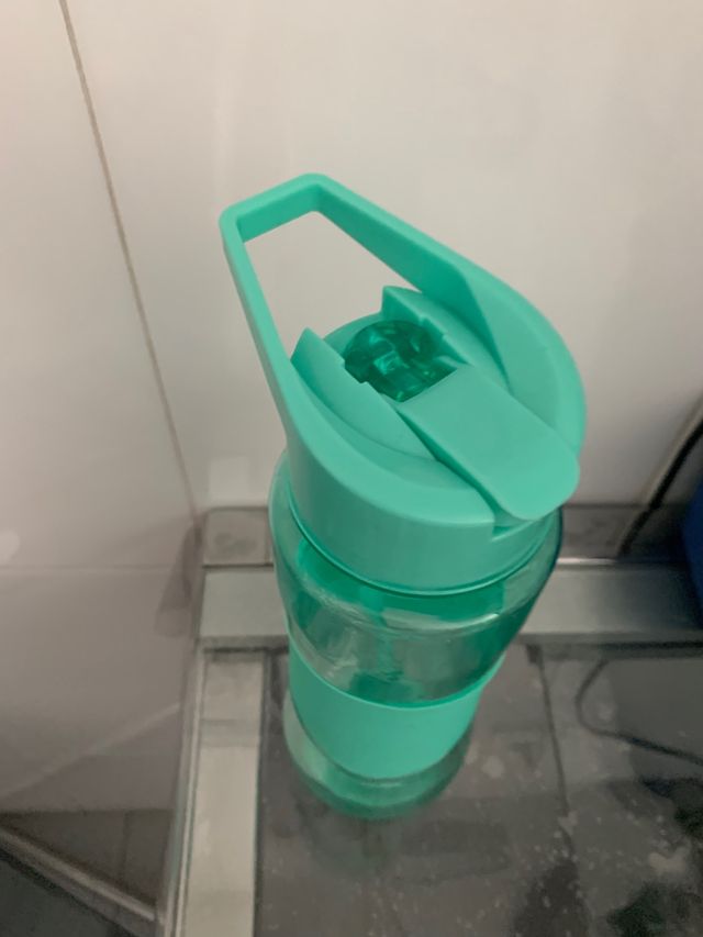 Botella agua 700 ml color verde antigoteo