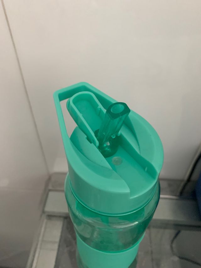 Botella agua 700 ml color verde antigoteo