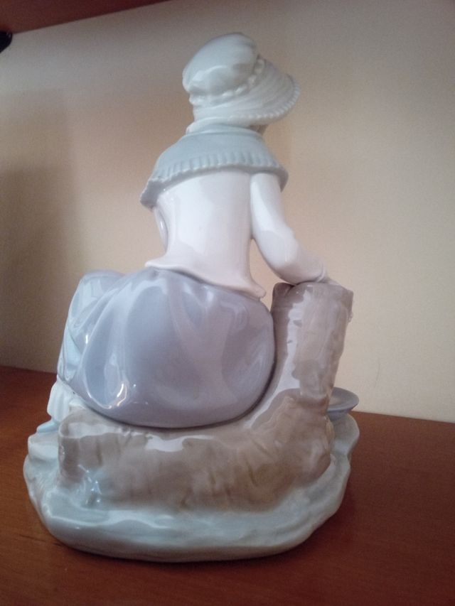 FIGURA DE PORCELANA NAO. NIÑA CON GATO