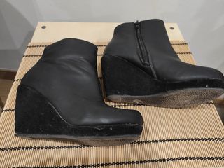 Botines Bosanova.Cuña terciopelo 8cm de segunda mano por 3 EUR en Barcelona  en WALLAPOP