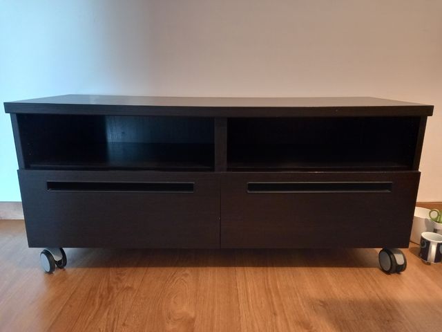 Mueble para tele con ruedas