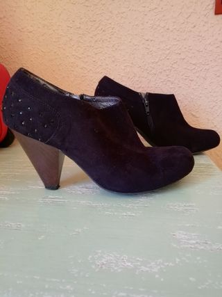 Botines negros de Springfield de segunda mano por 13 EUR en Cubas de la  Sagra en WALLAPOP