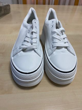 Zapatillas blancas nuevas talla 38 de segunda mano por 15 EUR en San  Sebastián de Los Reyes en WALLAPOP