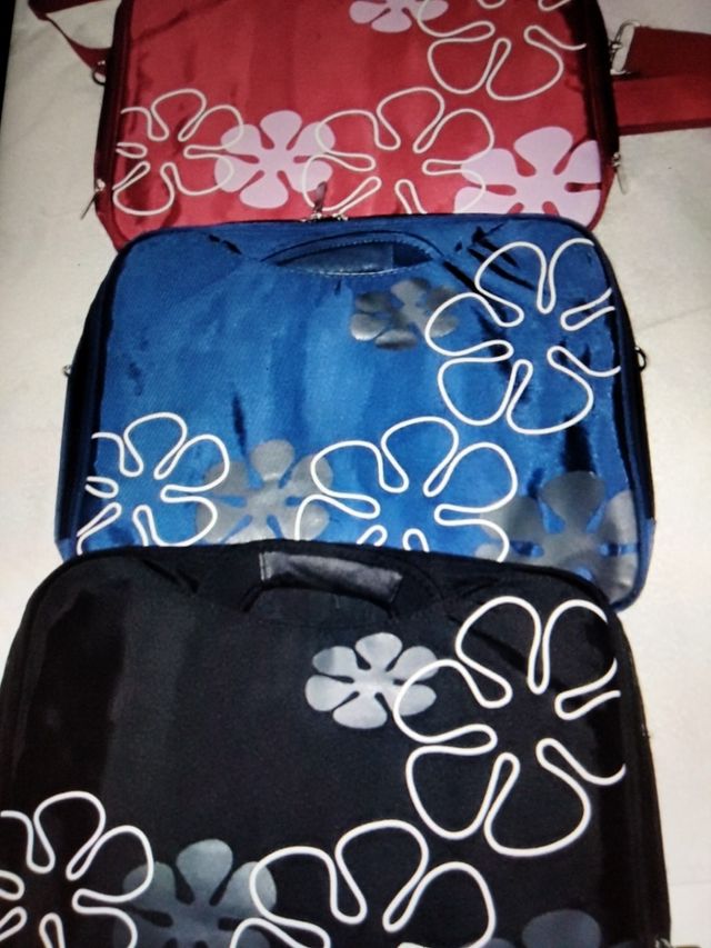 Bolso porta portátil rojo, azul, negro.