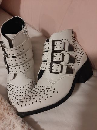 NUEVOS botines camperos con tachuelas de segunda mano por 18 EUR en  Valencia en WALLAPOP