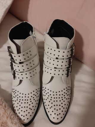 NUEVOS botines camperos con tachuelas de segunda mano por 18 EUR en  Valencia en WALLAPOP