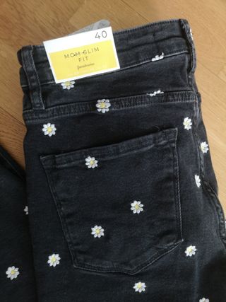 Jeans Margaritas Stradivarius de segunda mano por 18 EUR en María de Huerva  en WALLAPOP