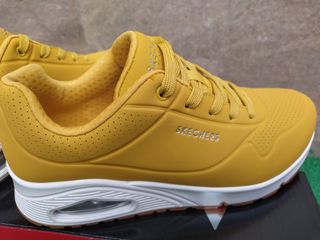 Zapatillas Skechers Mostaza nuevas en caja de segunda mano por 69 EUR en  Écija en WALLAPOP