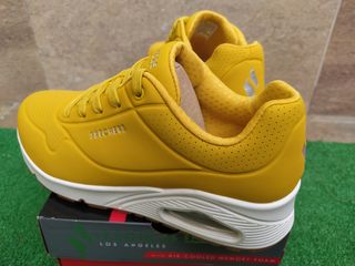 Zapatillas Skechers Mostaza nuevas en caja de segunda mano por 69 EUR en  Écija en WALLAPOP