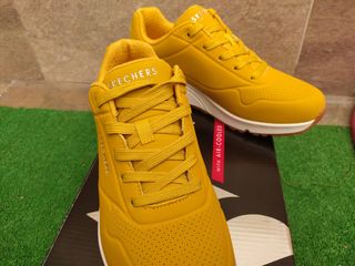 Zapatillas Skechers Mostaza nuevas en caja de segunda mano por 69 EUR en  Écija en WALLAPOP