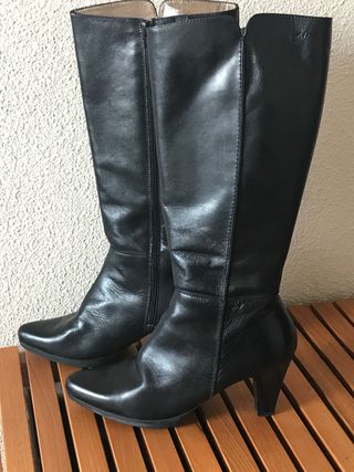 Botas wonders negras de segunda mano por 70 EUR en Alcorcón en WALLAPOP