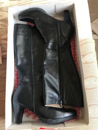 Botas wonders negras de segunda mano por 70 EUR en Alcorcón en WALLAPOP