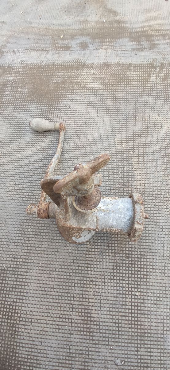 Triturador de carne antiguo.