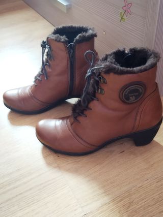 Botines con un poco de tacón de segunda mano por 35 EUR en Fuenlabrada en  WALLAPOP