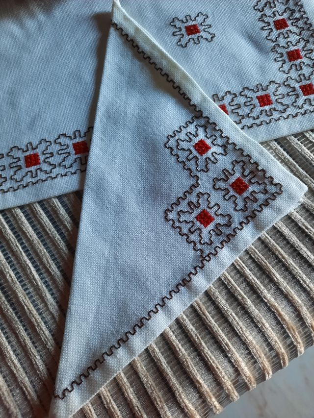 MANTEL "TÚ Y YO" PUNTO DE CRUZ