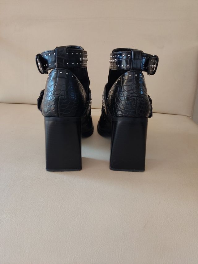 Botines negros tachuelas talla 40