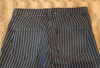 PANTALÓN VAQUERO RAYAS BERSHKA de segunda mano por 5 EUR en Vigo en WALLAPOP