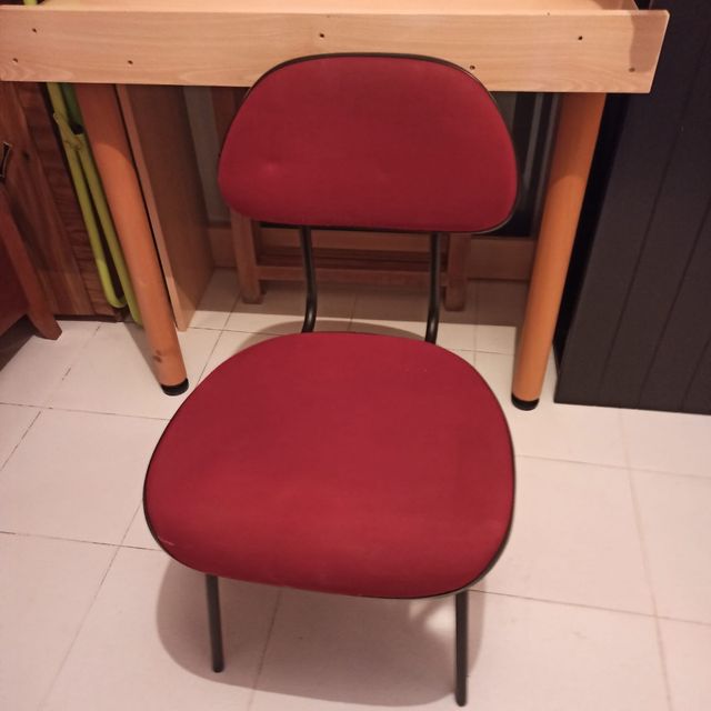 Silla de escritorio o sala de espera.