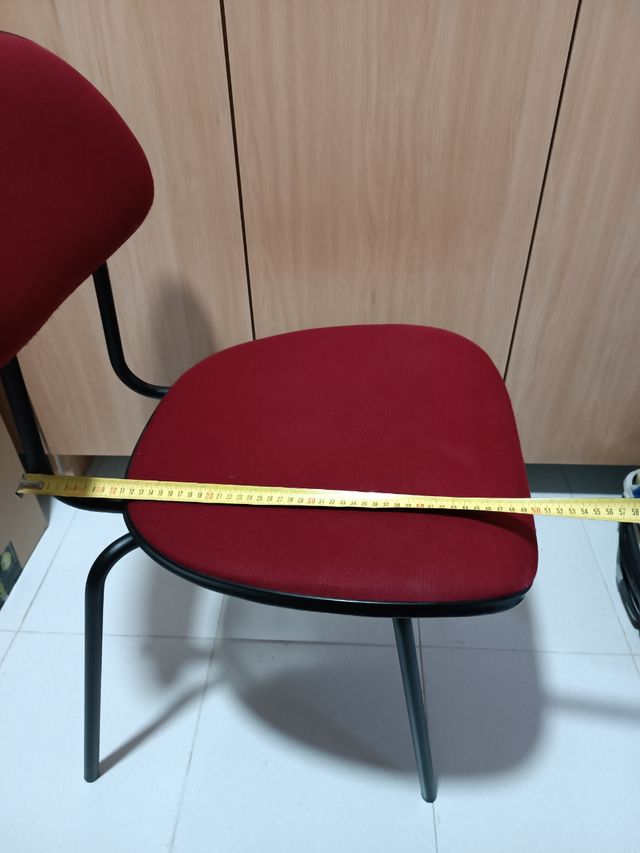 Silla de escritorio o sala de espera.