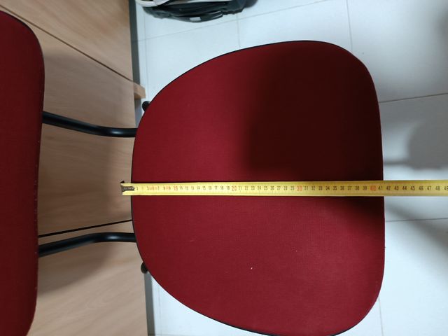 Silla de escritorio o sala de espera.