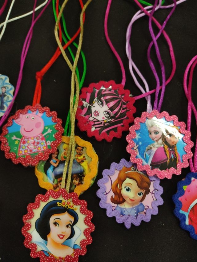 caja joyero y 12 colgantes collares de princesas