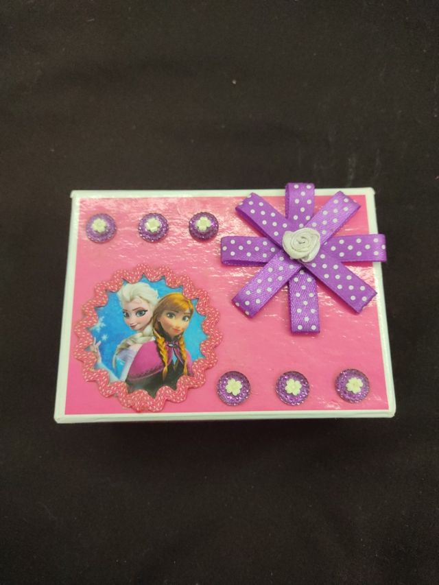 caja joyero y 12 colgantes collares de princesas