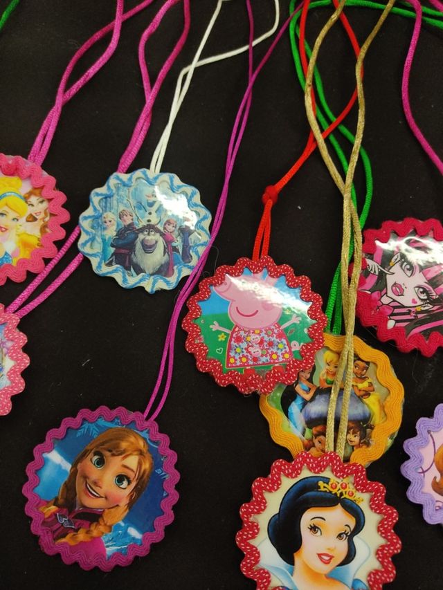 caja joyero y 12 colgantes collares de princesas