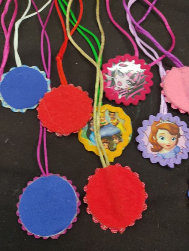 caja joyero y 12 colgantes collares de princesas