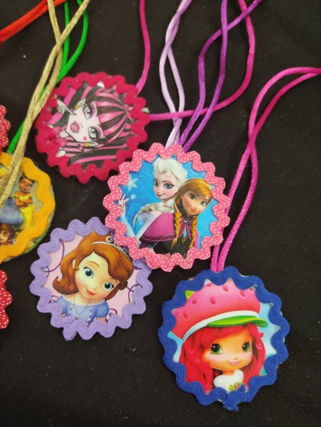 caja joyero y 12 colgantes collares de princesas