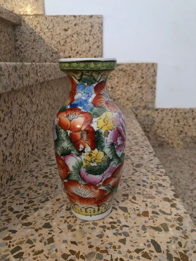Jarrón floral antiguo