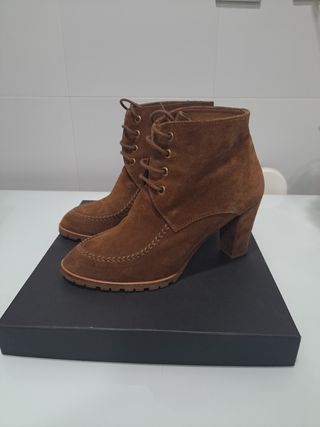 Botines marrones de ante de Massimo Dutti de segunda mano por 30 EUR en  Pontevedra en WALLAPOP