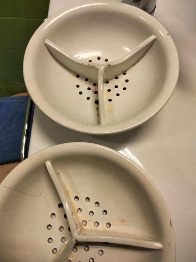 Lavabo antiguo con mueble y espejo.