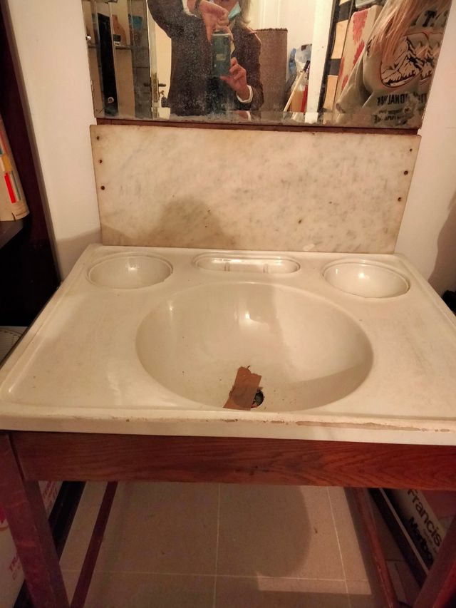 Lavabo antiguo con mueble y espejo.