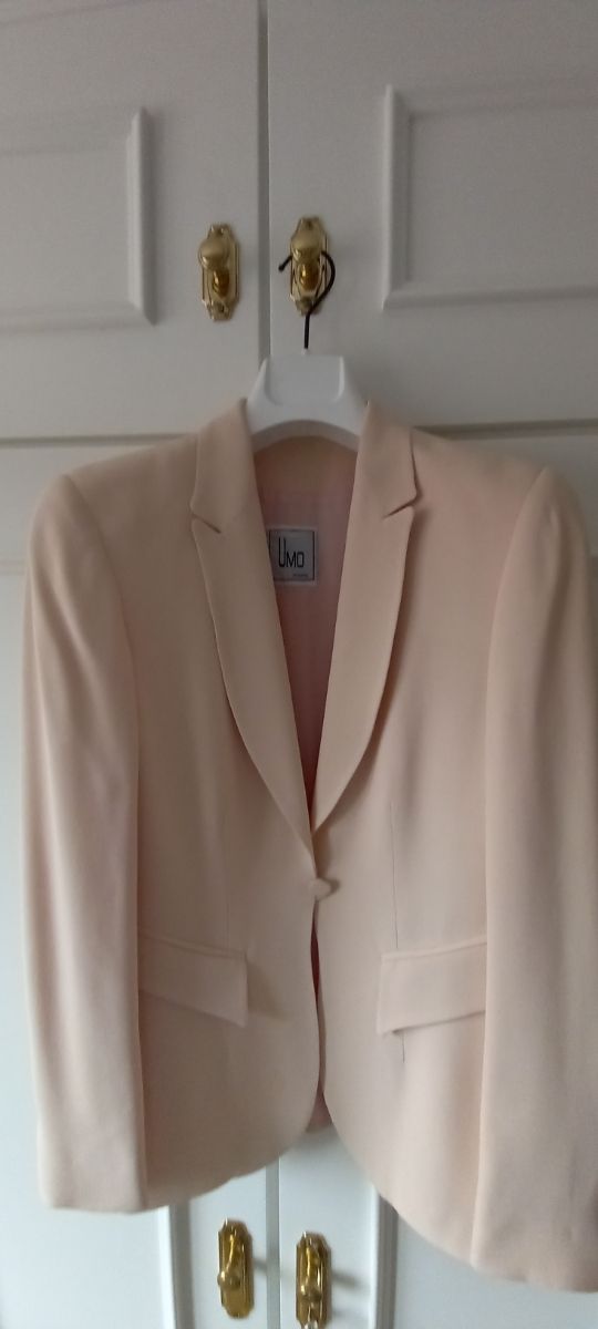 chaqueta y falda con blusa