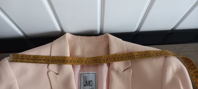 chaqueta y falda con blusa