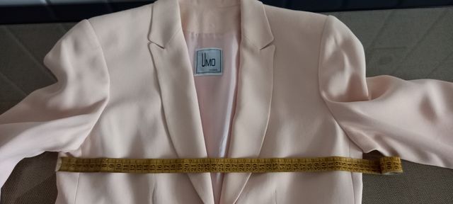 chaqueta y falda con blusa