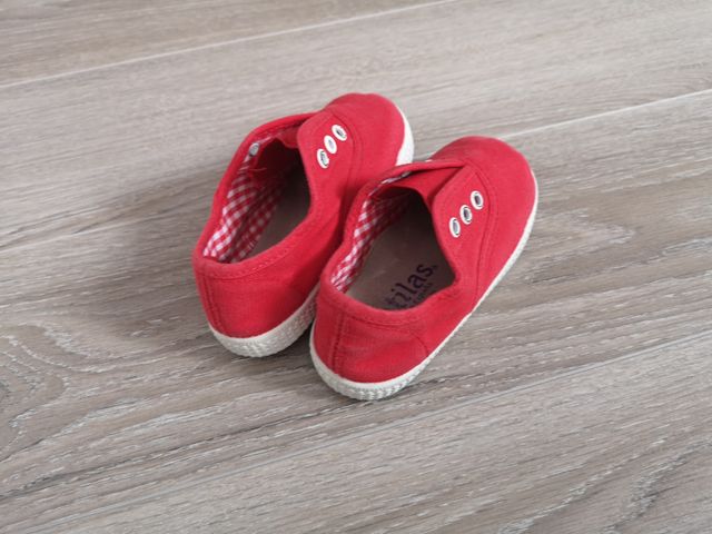 Deportivas de lona rojas talla 22