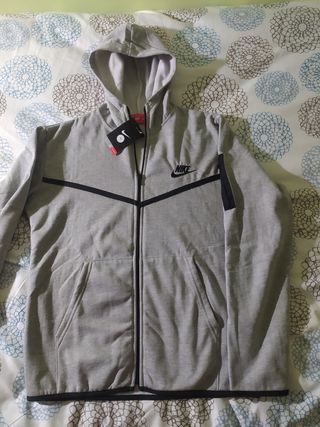 Chándal Nike tech gris de segunda mano por 35 EUR en Fuenlabrada en WALLAPOP