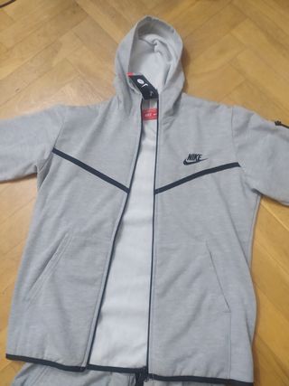 Chándal Nike tech gris de segunda mano por 35 EUR en Fuenlabrada en WALLAPOP