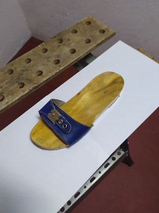 Chancla de madera azul de segunda mano por 15 EUR en Madrid en WALLAPOP