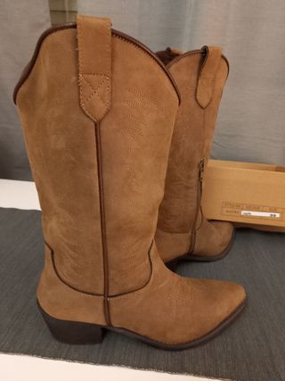 Botas camperas estilo cowboy - Corina de segunda mano por 20 EUR en  Aranjuez en WALLAPOP