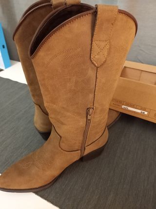 Botas camperas estilo cowboy - Corina de segunda mano por 20 EUR en  Aranjuez en WALLAPOP