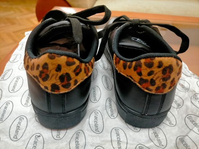Zapatillas deporte negras con adorno leopardo