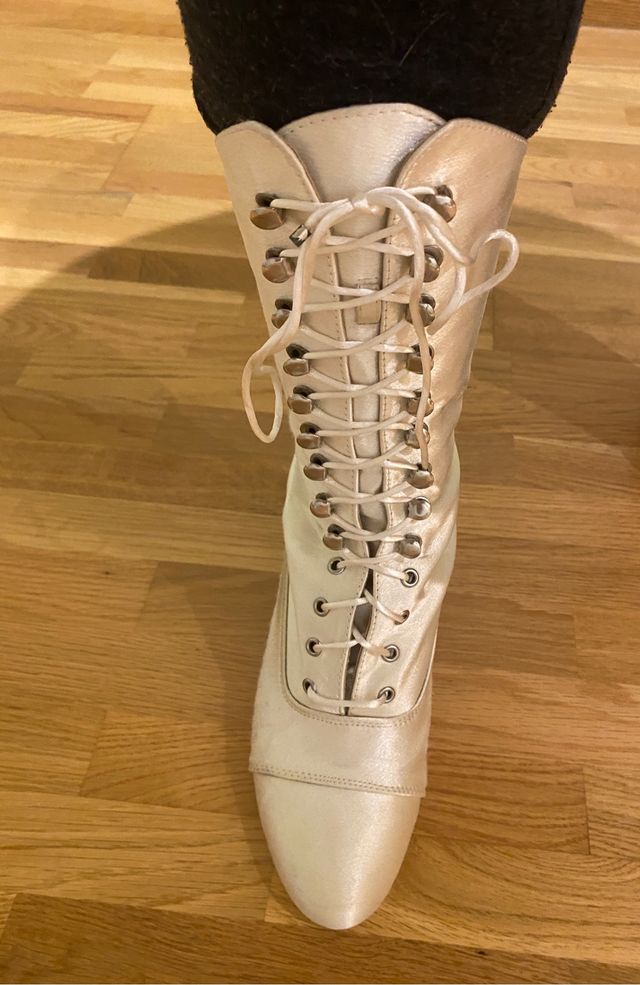 Botines para novia de satén .