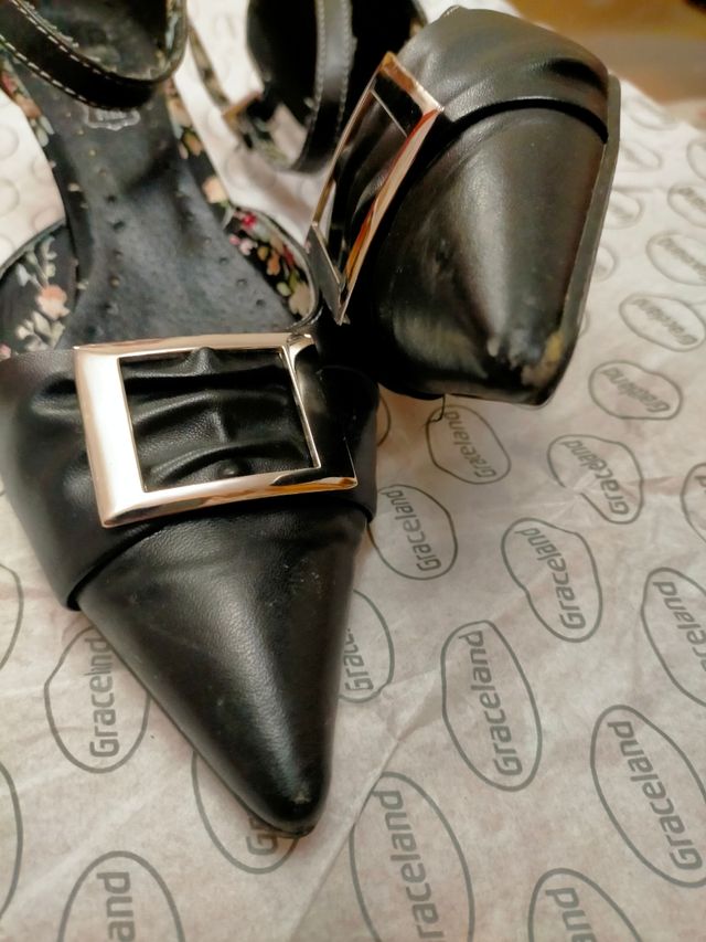 Zapatos negros con punta