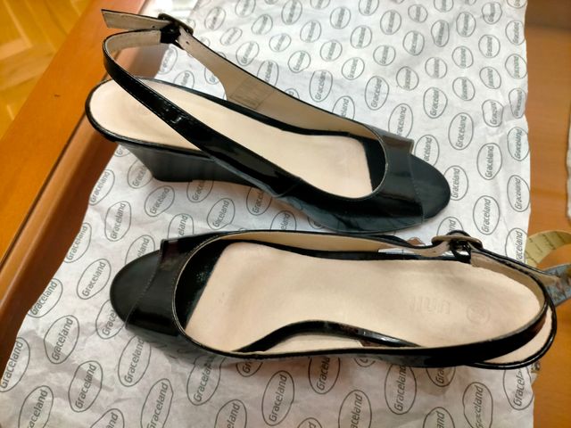 Zapatos negros verano charol con tira atrás